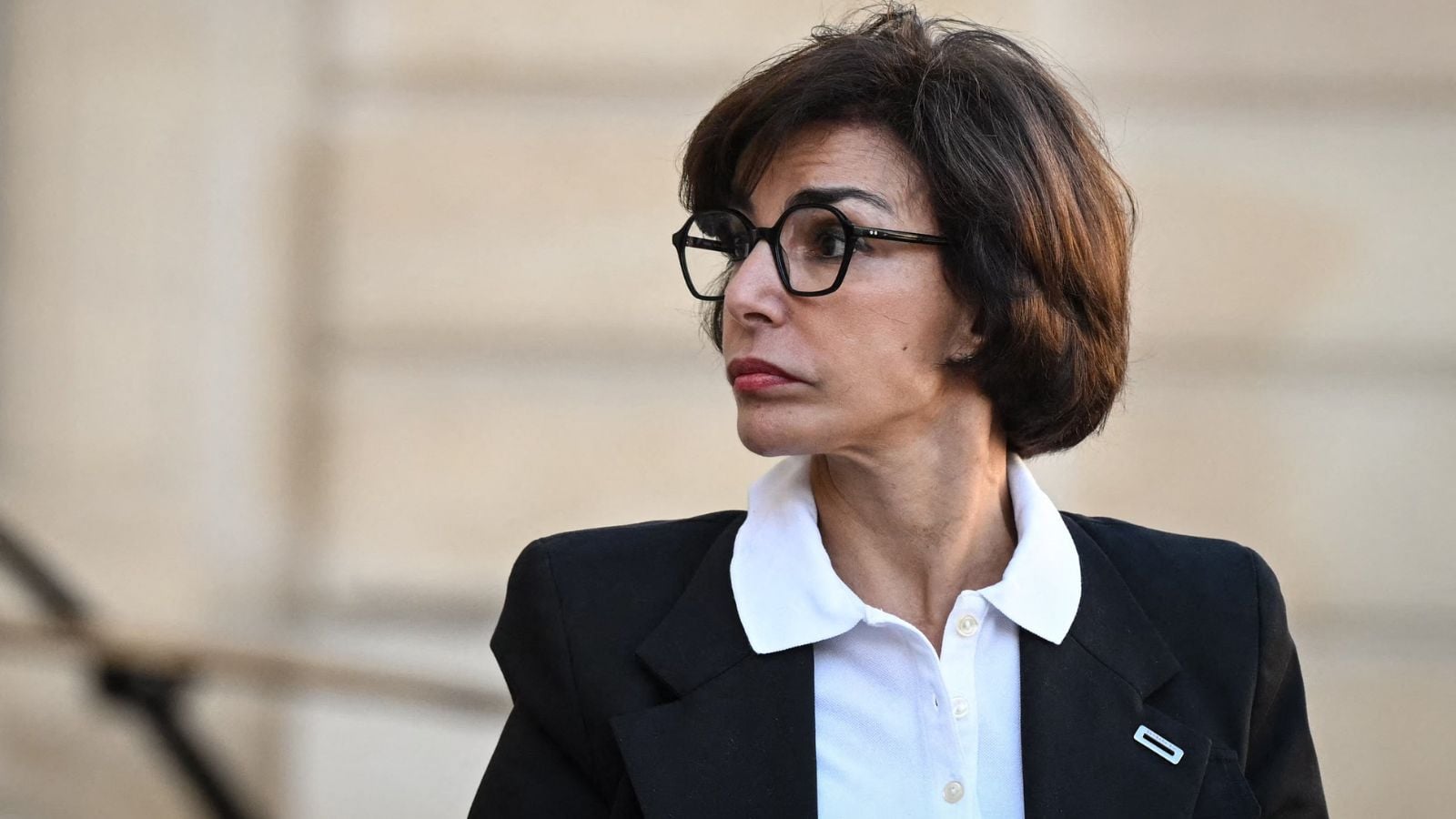 Goodbye to the Black Blazer: Rachida Dati Adopts This Mid-Season Jacket to Be Chic and Comfortable in Fine Weather